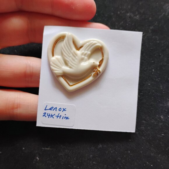 Lenox dove brooch - Picture 1 of 3
